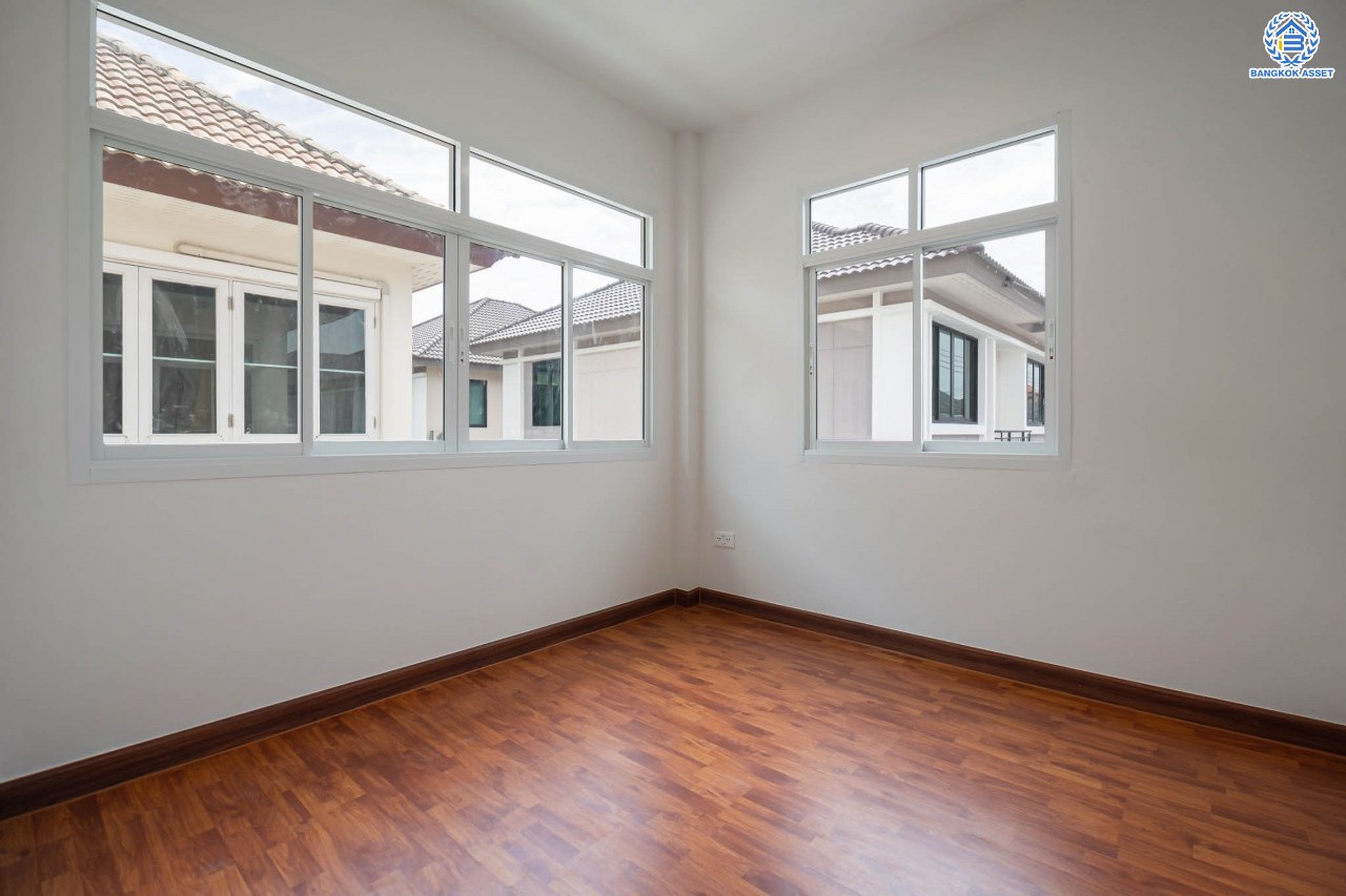 บ้านมือสองนนทบุรี ม.เอดรีม ราชพฤกษ์-ตลิ่งชัน หลังมุม เนื้อที่ 25.9 ตร.ว. ฟังก์ชันจัดเต็ม 3 ห้องนอน 2 ห้องน้ำ จอดรถได้ 1 คัน ตอบโจทย์ทุกการเข้าอยู่ รายล้อมด้วยสิ่งอำนวยความสะดวกมากมาย บนทำเลเดินทางสะดวก ใกล้ทางด่วน "ศรีรัช" และรถไฟฟ้าสายสีแดง "สถานีตลิ่งชัน"